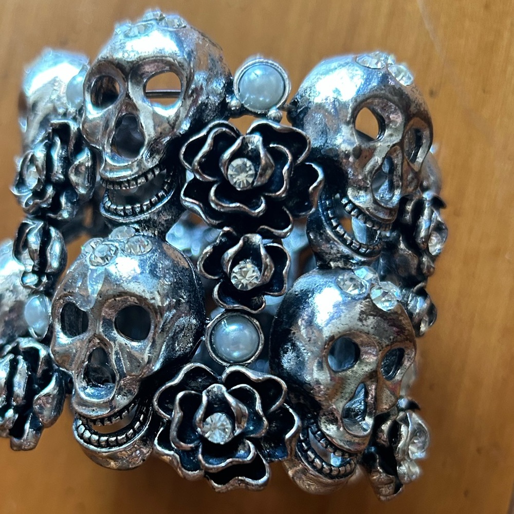 NWOT Beautiful Skull Bracelet 2.5” Tall